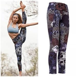 Athleta Patchwork Salutation 7/8 tight Leggings S